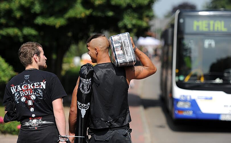 Am Mittwoch kamen die meisten Fans schon angereist, um am Donnerstag das größte Metal-Festival der Welt zu feiern. Aufgrund von Regenfällen waren Teile des Festivalgeländes noch ziemlich matschig - doch wen störts? Die Metall-Fans jedenfalls nicht! Die Bilder von Anreise und erstem Abend