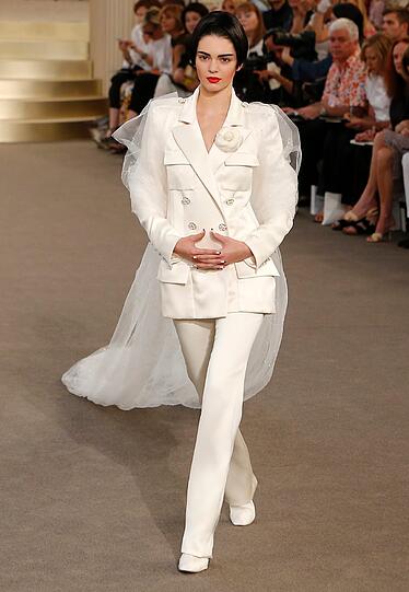Unverkennbar Chanel: Die Formen und Farben eher klassisch, Lagerfeld hat eher mit den Materialien experimentiert.