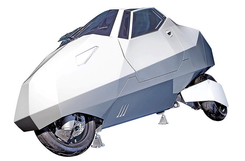Nur nicht aufgeben: Mit dem Modell Simple probiert es BMW im Jahr 2006 mal wieder. Wie schon beim Just 4/2 soll eine Mischung aus Auto und Motorrad herauskommen. Dieses Mal kommen die Entwickler von der anderen Seite her und gehen vom Bike aus. Die zwei Sitze sind hintereinander angeordnet, in der Kurve neigt sich das Gefährt, gestützt durch Hydraulik. Diese hilft auch dabei, das Simple aus dem Stand aufzurichten, um loszufahren. Eine Verkleidung schützt die Insassen vor dem Wetter und soll außerdem mehr Schutz bieten. Das futuristische Geschoss bleibt aber ein Prototyp und kommt ins BMW Museum.