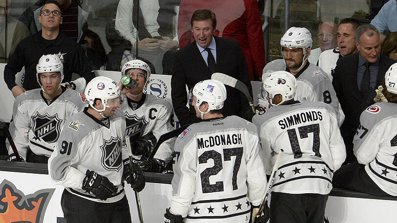 NHL-Legende Wayne Gretzky (Mitte) feiert mit seinem Star-Ensemble.