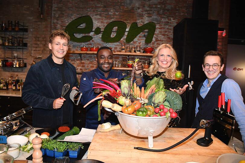 Sänger Tim Bendzko, Fernsehkoch Nelson Müller und Moderatorin Barbara Schöneberger mit Gastgeber Philip Beckmann von E.on.