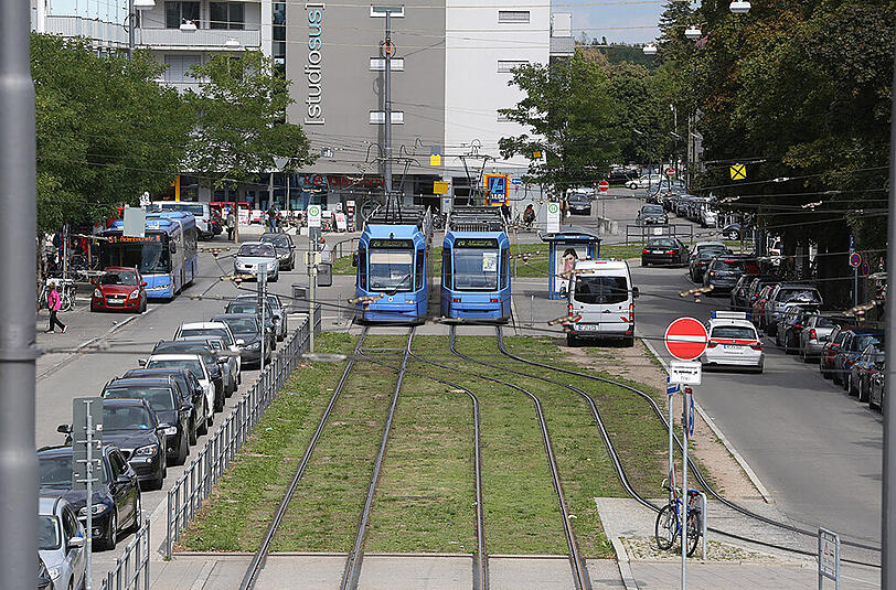 Zwei Trams treffen sich auf den Schienen entlang der Bunzlauer Straße.