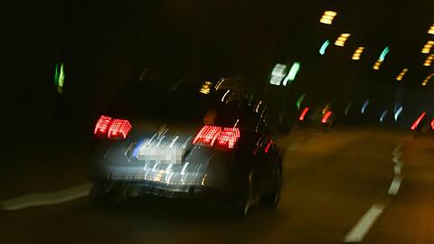 Immer wieder sorgen Raser in München für Ärger. Die Polizei führt deswegen vermehrt Schwerpunktkontrollen durch. (Symbolbild)