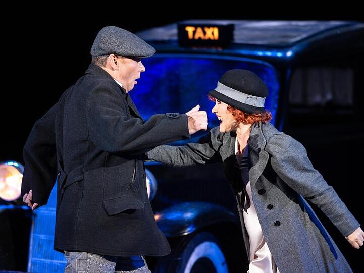 Die Schauspieler Katherine Mehrling und Marc Seitz tanzen im Musical "Funny Girl".