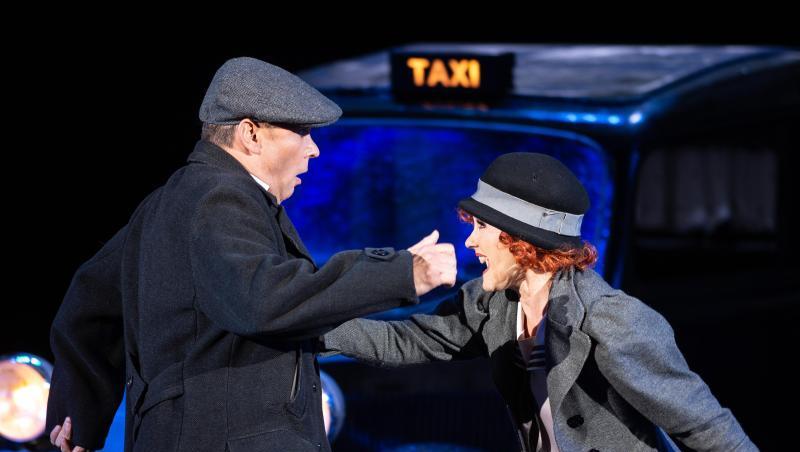 Die Schauspieler Katherine Mehrling und Marc Seitz tanzen im Musical "Funny Girl". Die Schauspieler Katherine Mehrling und Marc Seitz tanzen im Musical "Funny Girl".