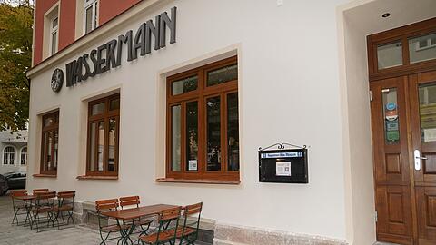 Neuer Putz, neue Fenster, der Wassermann strahlt.