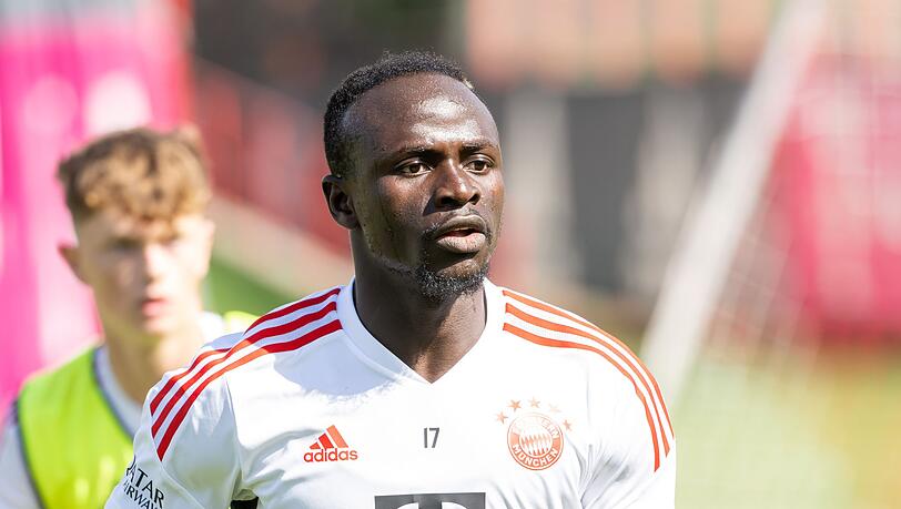 Bayern Münchens neuer Stürmerstar Sadio Mané steht auf dem Platz.