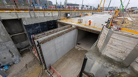 Arbeiter stehen während einer Presseführung auf der Baustelle der zweiten S-Bahn-Stammstrecke in München. Beim "Tunnelportal West" an der Donnersbergerbrücke werden in Zukunft die Gleise vom oberirdischen in den unterirdischen Bereich überwechseln.