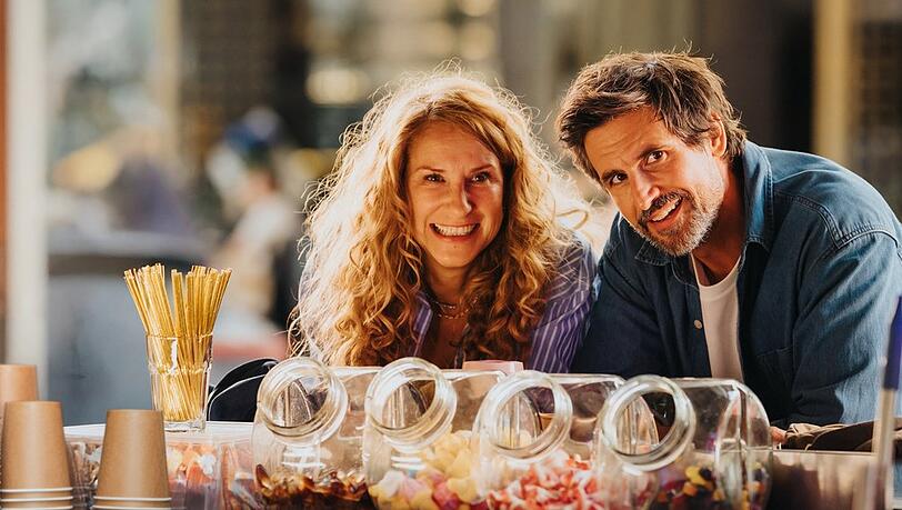 "Eine Wingwoman verliebt sich nicht": Caro Sander (Chiara Schoras, l.) und Marc Ahmadi (Tom Beck) verstehen sich auf Anhieb. "Eine Wingwoman verliebt sich nicht": Caro Sander (Chiara Schoras, l.) und Marc Ahmadi (Tom Beck) verstehen sich auf Anhieb.