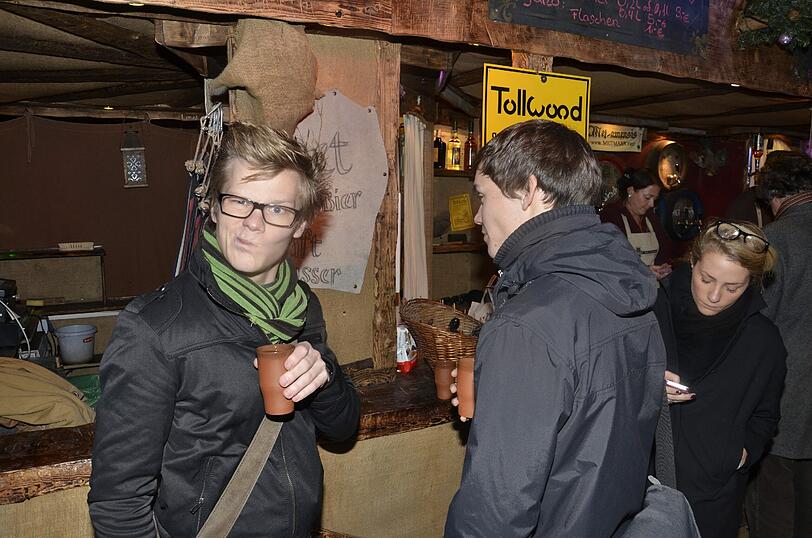 Name: Drachenblut
Stand: Tollwood 
Preis: 6,20 Euro
Menge: 0,2 Liter
Sterne: 1/5

FAZIT: Steht Blut dran, ist Blut drin. Schmeckt wie Kirsche mit Blut und tut mir ein bisschen weh auf der Zunge. In der Nase auch. Mein Kloreiniger schmeckt ähnlich. Aber mein Gott, wer&rsquo;s mag&hellip;?