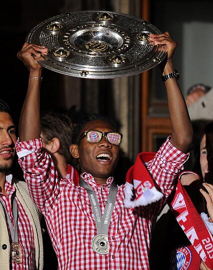 DAVID ALABA, Note 1
Hätte in seinem Outfit in den guten Zeiten der Love Parade dort eine prima Figur abgegeben. Kann nicht verbergen, dass ihm der Vater ein paar DJ-Gene vererbt hat.