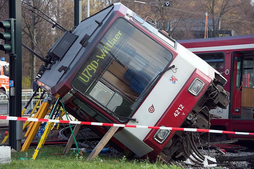 Bei der in Düsseldorf nahe der Universität entgleisten Tram gab es zahlreiche Verletzte.