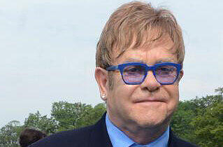 Sir Elton John kennt man gesichtsnackt sowieso gar nicht.
