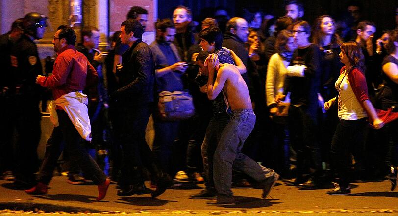 Anschlag auf die freie Welt: 132 Menschen starben bei den Terror-Anschlägen von Paris am 14. November. An gleich mehreren Orten griffen die Terroristen an. Die meisten Todesopfer gab es im Konzerthaus Bataclan. Während die Terroristen in dem Gebäude weiter Menschen erschossen, schafften es Konzertbesucher, sich in Sicherheit zu bringen.