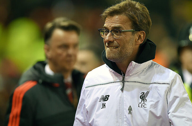 Liverpool-Trainer Jürgen Klopp im Europa League-Spiel gegen Manchester United. Im Hintergrund Ex-Bayern-Trainer Louis van Gaal.