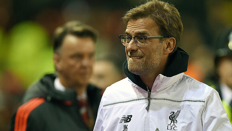 Liverpool-Trainer Jürgen Klopp im Europa League-Spiel gegen Manchester United. Im Hintergrund Ex-Bayern-Trainer Louis van Gaal. Liverpool-Trainer Jürgen Klopp im Europa League-Spiel gegen Manchester United. Im Hintergrund Ex-Bayern-Trainer Louis van Gaal.