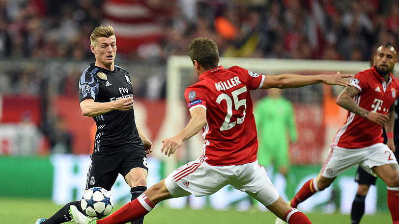 Ein Bild aus dem Viertelfinal-Hinspiel der letzten Saison: Toni Kroos (l.) von Real Madrid gegen Bayerns Thomas Müller.