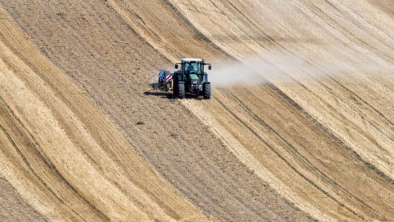 Beim Heumachen ist ein Mann von seinem Traktor überrollt und getötet worden.