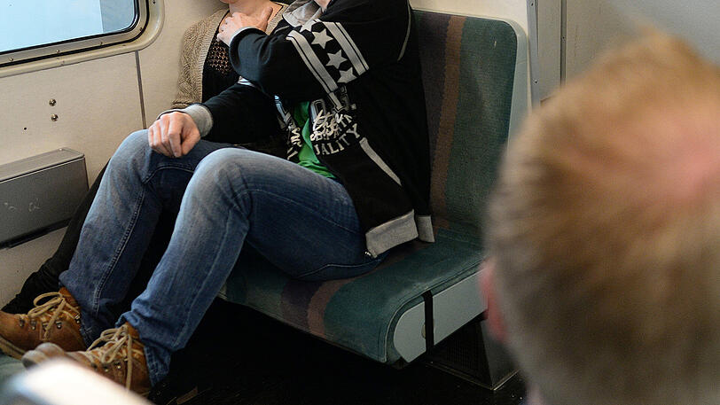 Der Mann aus Taufkirchen zog den Grapscher aus der S-Bahn und hielt ihn bis zum Eintreffen der Polizei fest. (Symbolbild)