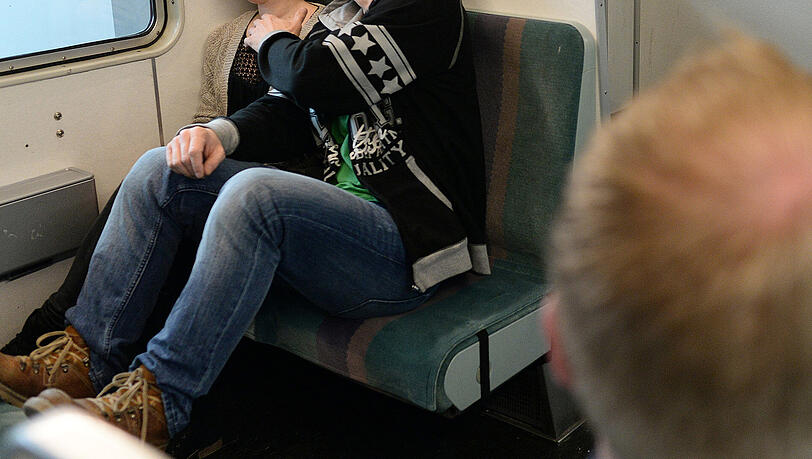 Der Mann aus Taufkirchen zog den Grapscher aus der S-Bahn und hielt ihn bis zum Eintreffen der Polizei fest. (Symbolbild) Der Mann aus Taufkirchen zog den Grapscher aus der S-Bahn und hielt ihn bis zum Eintreffen der Polizei fest. (Symbolbild)