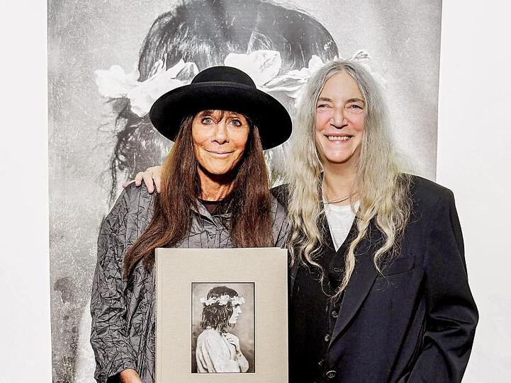 Lynn Goldsmith und Patti Smith stellen ihren Bildband "Before Easter After" in Beverly Hills vor.