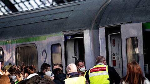 Menschen, die aus dem Krieg in der Ukraine geflohen sind, kommen am Hauptbahnhof in Berlin an.