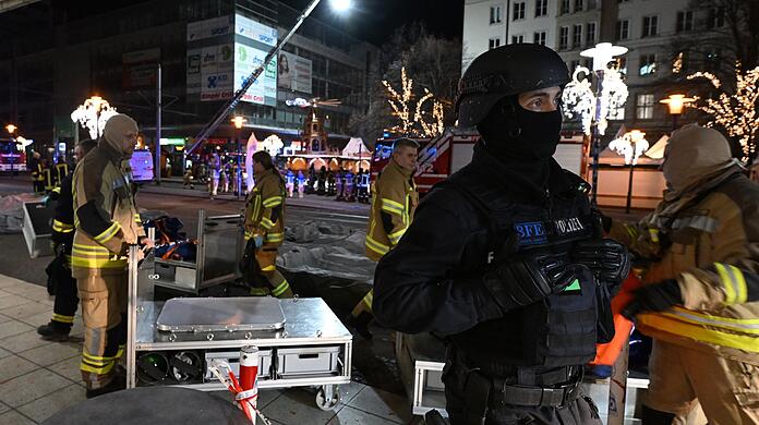 Dutzende Einsatzkräfte kümmerten sich um die vielen Verletzten und sicherten Spuren.