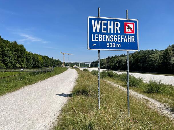 Weil es bei der alten Anlage schon mehrere Rettungseinsätze gab, wurde die Lenkung der Kanu- und Schlauchbootfahrer besonders berücksichtigt. Weil es bei der alten Anlage schon mehrere Rettungseinsätze gab, wurde die Lenkung der Kanu- und Schlauchbootfahrer besonders berücksichtigt.