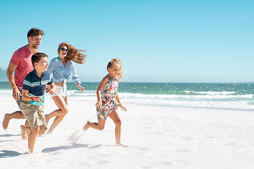 Zu viel Alkohol am Strand ist auch deshalb problematisch, weil Sie nicht allein sind. Familien f&uuml;hlen sich durch Betrunkene oft gest&ouml;rt, und f&uuml;r Kinder ist es ein schlechtes Vorbild. Au&szlig;erdem steigt das Unfallrisiko, nicht nur f&uuml;r angetrunkene, die sich im Wasser zu viel zutrauen. Glasflaschen k&ouml;nnen zerbrechen und gef&auml;hrliche Scherben im Sand hinterlassen.