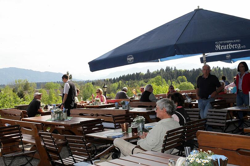 Was für ein Panorama: Im Biergartenb vom Klösterbräustüberl hat man die Berge immer fest im Blick.