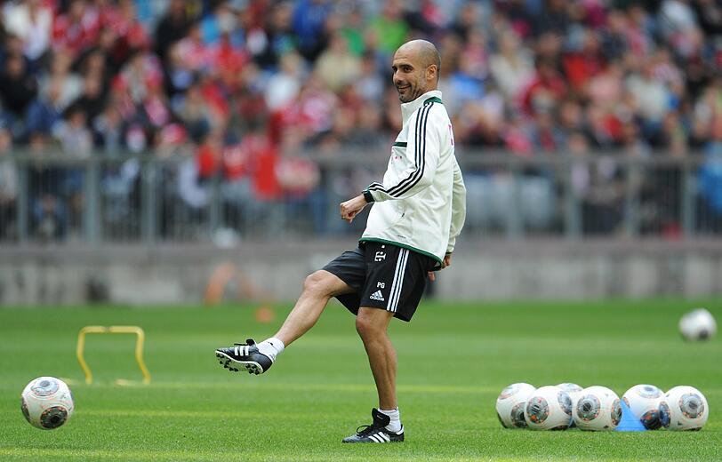 Der ehemalige Weltklassespieler Pep Guardiola passt einen Ball. was ihm sichtlich Spaß macht.