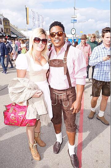 Clara und Roy (aus Nicaragua) genießen die Wiesn
