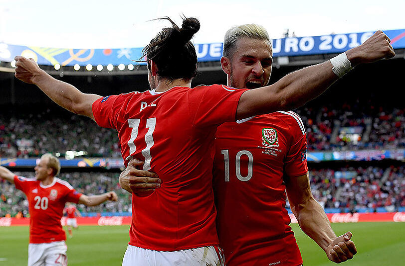 Nächste Hürde geschafft: Die Waliser um die Superstars Gareth Bale (l.) und Aaron Ramsey sind im EM-Viertelfinale.