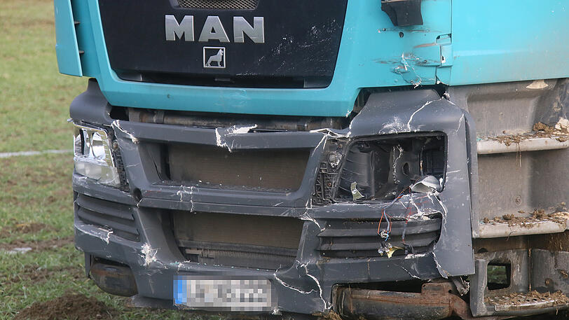 Ein schwerer Unfall in Oberbayern ereignete sich am Dienstag - zwei Verletzte mussten mit dem Rettungshubschrauber ins Krankenhaus gebracht werden.