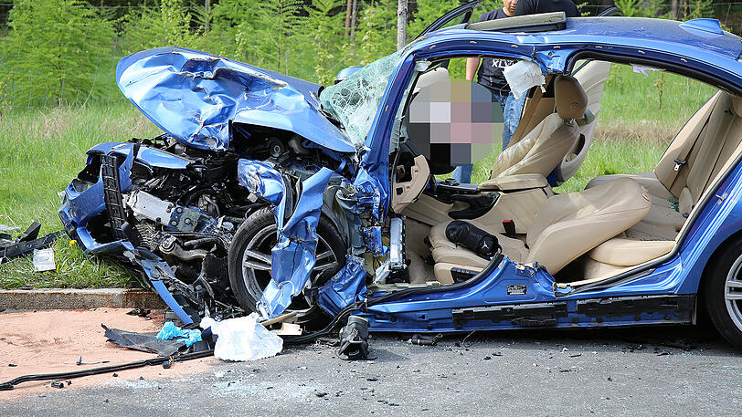 Der 3er BMW ist ein einziger Trümmerhaufen, der Fahrer wurde nach dem Unfall in seinem Wagen eingeklemmt. Offenbar lieferte er sich zuvor ein Rennen. Die Bilder vom Unfallort.