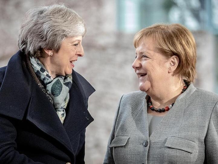 Bundeskanzlerin Angela Merkel begrüßt die britische Premierministerin Theresa May. Auf weitere Brexit-Zugeständnisse darf May in Berlin nicht hoffen.