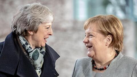 Bundeskanzlerin Angela Merkel begrüßt die britische Premierministerin Theresa May. Auf weitere Brexit-Zugeständnisse darf May in Berlin nicht hoffen.