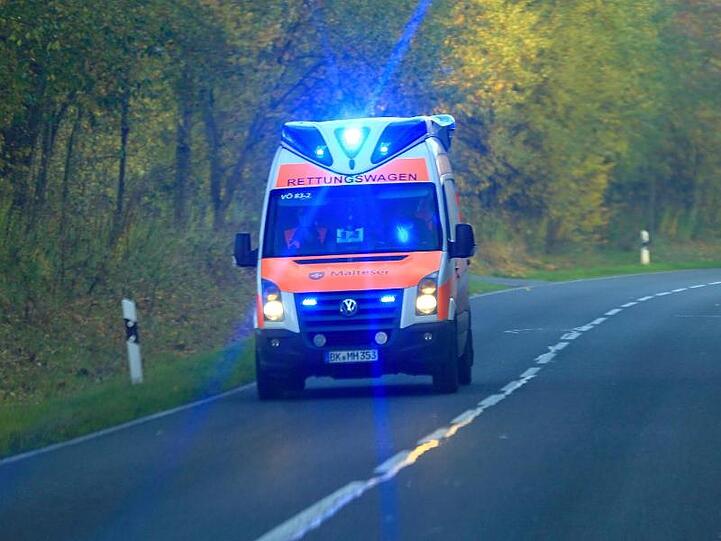 Ein Rettungswagen fährt über eine Straße. Foto: Jens Wolf/Archiv