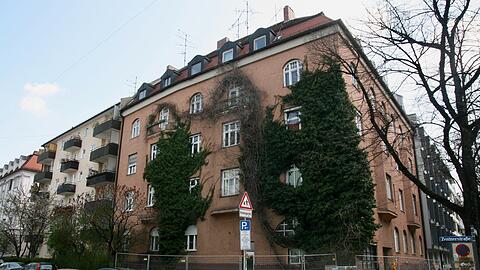 Das Literatenhaus in der Agnesstraße 48: Seit eineinhalb Jahren steht es mit 15 Wohnungen leer, nachdem es entmietet worden ist.