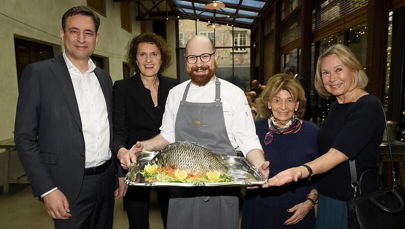 F(r)isch und fröhlich (v. l.): Georg Eisenreich, Hausherrin Innegrit Volkhardt, Philipp Pfisterer (Chef de Cuisine vom Restaurant Garden), Charlotte Knobloch und Sybille Beckenbauer.