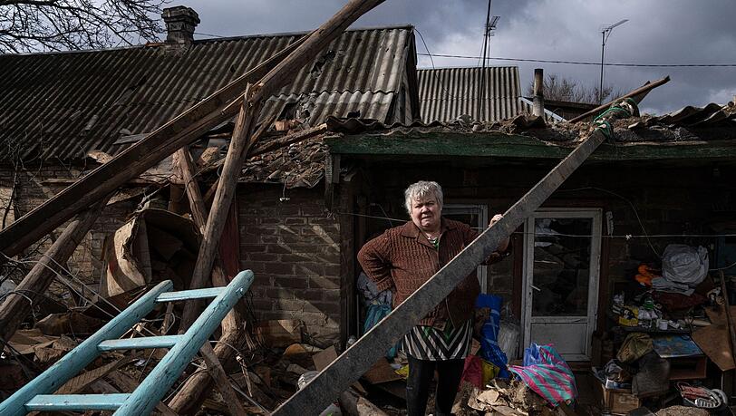 Olena Lysovska sieht sich im ukrainischen Maxymilianivka die Trümmer ihres Hauses an, das von einer russischen Rakete zerstört wurde. Olena Lysovska sieht sich im ukrainischen Maxymilianivka die Trümmer ihres Hauses an, das von einer russischen Rakete zerstört wurde.