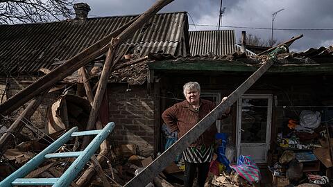 Olena Lysovska sieht sich im ukrainischen Maxymilianivka die Trümmer ihres Hauses an, das von einer russischen Rakete zerstört wurde.