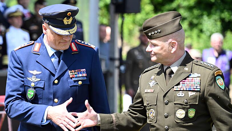 Eine Ebene unter Oberbefehlshaber General Christopher G. Cavoli (r) wird es demn&auml;chst einige &Auml;nderungen in der Nato-Kommandostruktur geben. Das Kommando &uuml;ber das Joint Force Command Brunssum werden sich dann Deutschland und Polen im Rotationsprinzip teilen. Derzeit wird es von dem deutschen General Ingo Gerhartz gef&uuml;hrt (l). (Archivbild)
