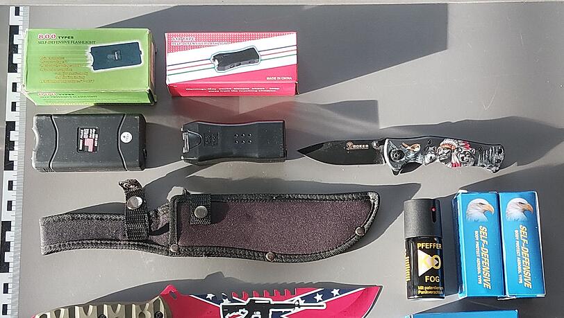 Die Bundespolizei stellte die Waffen sicher. Gegen den Jugendlichen ermittelt sie wegen Verst&ouml;&szlig;en gegen das Waffengesetz.