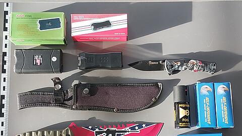 Die Bundespolizei stellte die Waffen sicher. Gegen den Jugendlichen ermittelt sie wegen Verst&ouml;&szlig;en gegen das Waffengesetz.