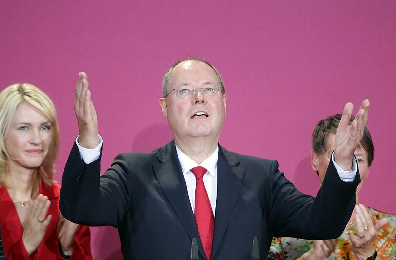 SPD-Kanzlerkandidat Peer Steinbrück (l) und  SPD-Parteivorsitzender Sigmar Gabriel am 22.09.2013 in der Parteizentrale in Berlin auf die Ergebnisse der Bundestagswahl.