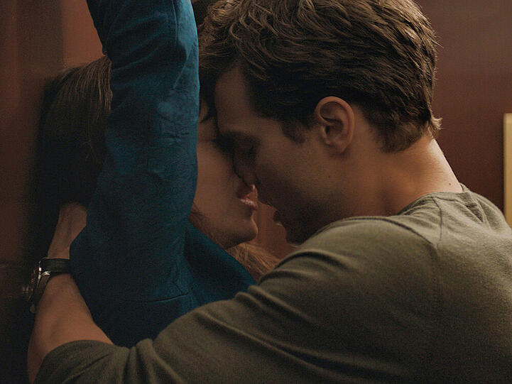 Der Kuss ist echt - der Hintern geliehen: Dakota Johnson und Jamie Dornan in "Fifty Shades of Grey"