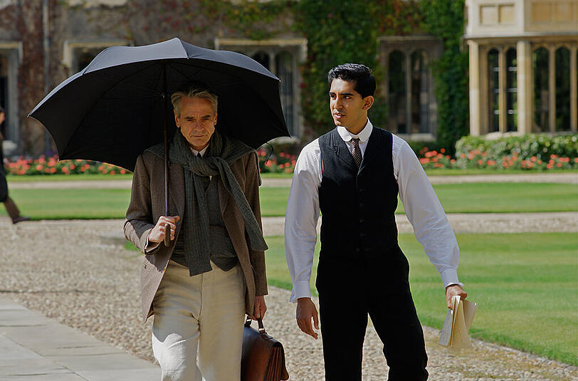 Hardy (Jeremy Irons) und Ramanujan (Dev Patel, re.).