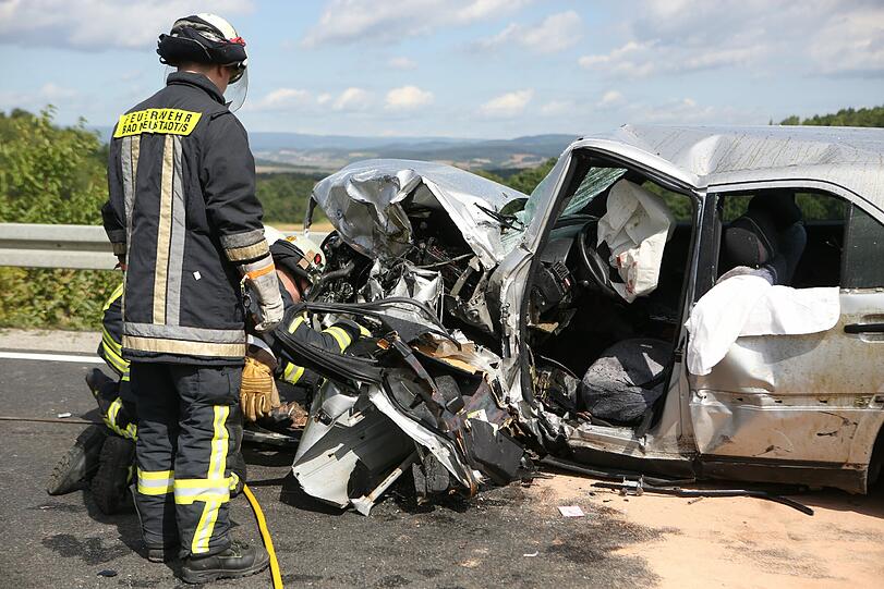 Horror-Unfall in Unterfranken: Bei dem Frontal-Crash kommen zwei Menschen ums Leben.