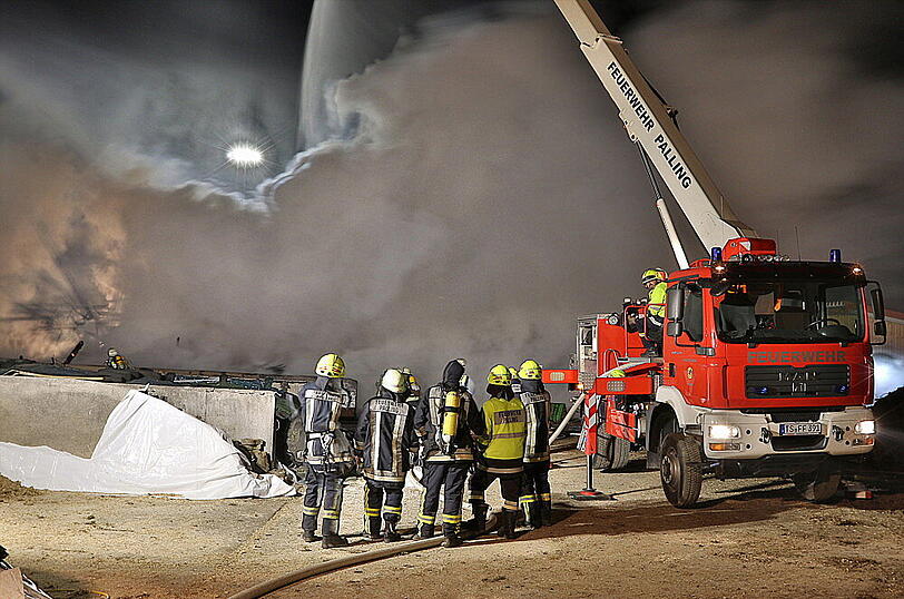 Eine komplett zerstörte Maschinenhalle und ein Großaufgebot der Feuerwehr: Die Bilder aus Baumhaum.